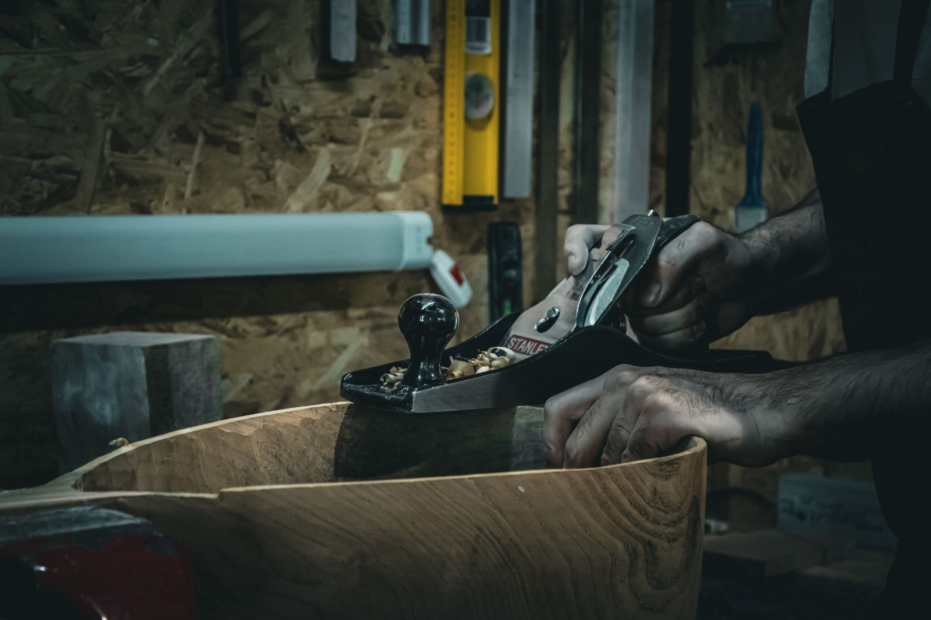 Handwerker bei der Arbeit an einem Werkstück