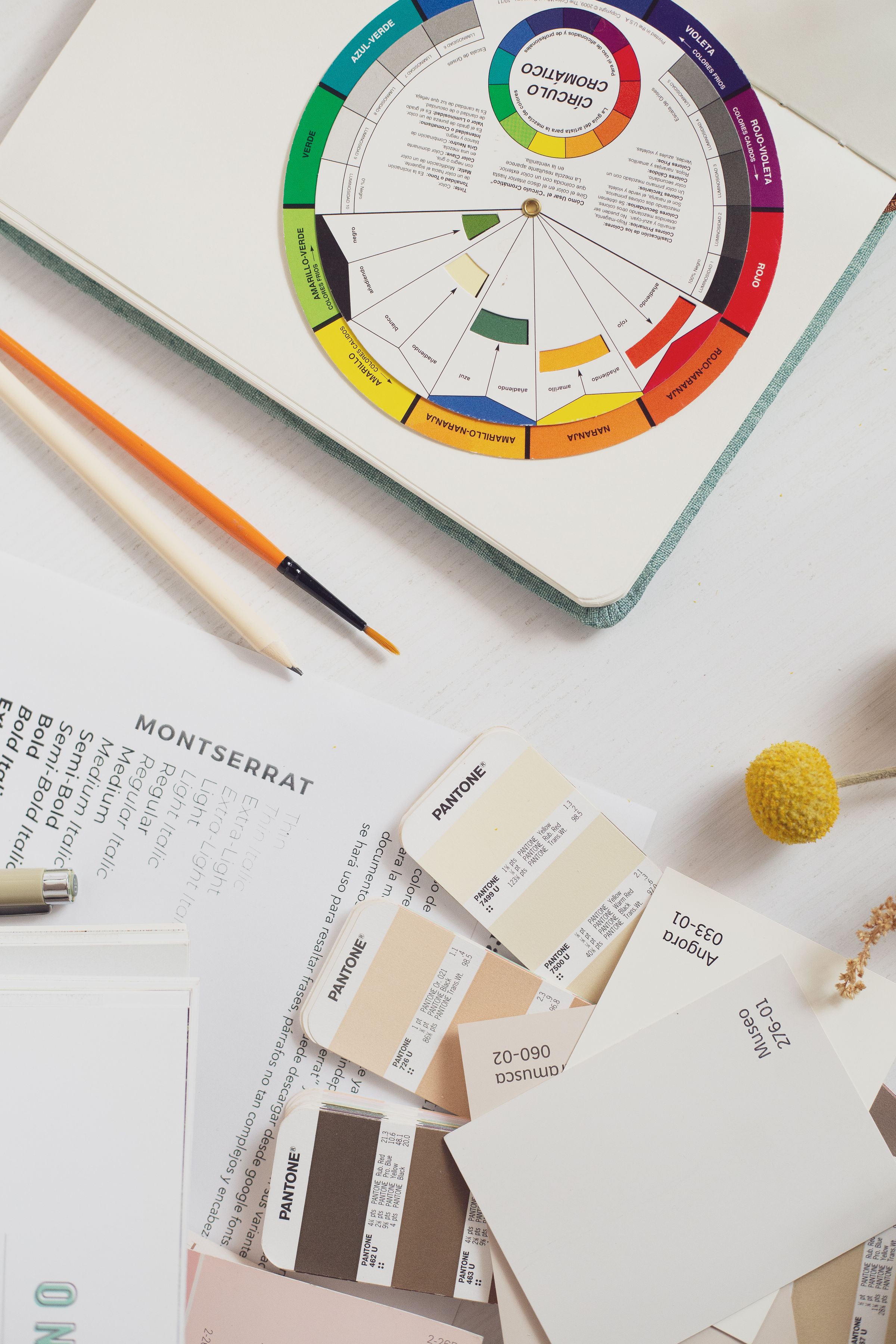 Farbmuster und Materialproben auf einem Designtisch